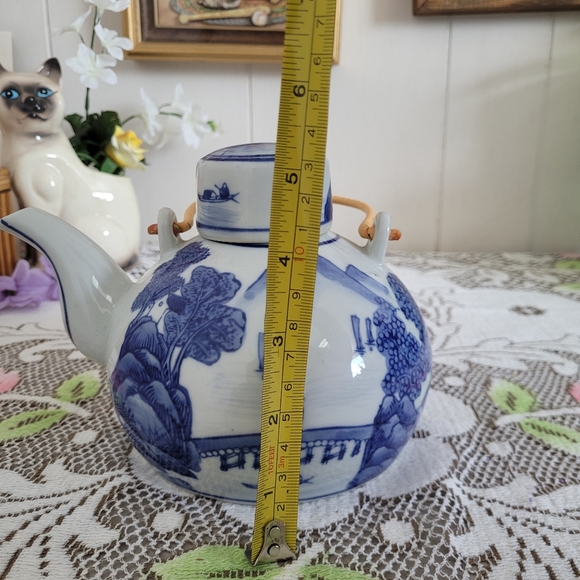 Vintage Blue and White Tea Pot with bamboo Handle Asian Theme - Picture 11 of 13